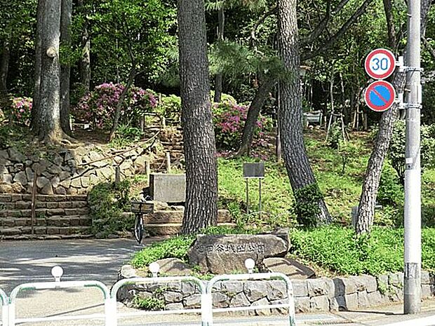 世田谷城阯公園(約383m)