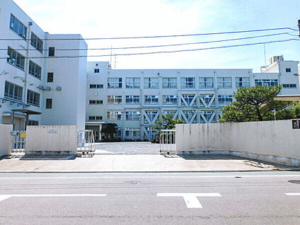 高槻市立城南中学校 687m