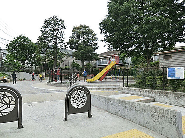 上馬公園(約429m)