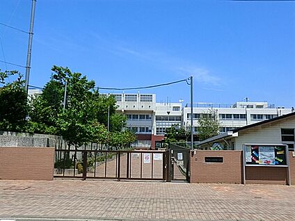 川崎市立古市場小学校 678m