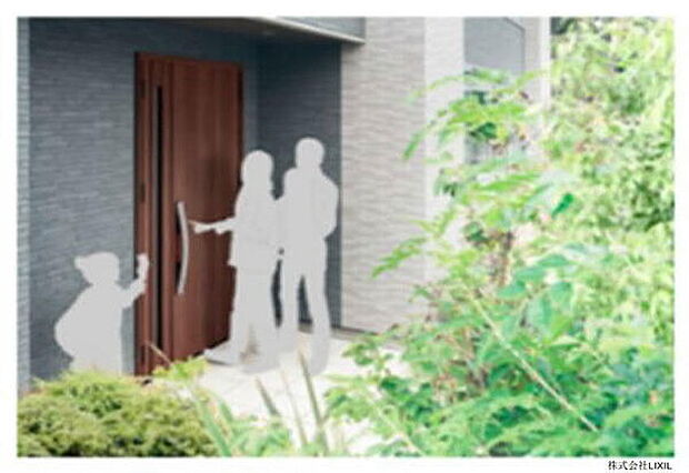 【LIXIL「ファミロック」】ドアのボタンを押してカードキーをかざすと、上下2つのカギが自動で施解錠する、2アクションスタイルです。※ドア、ハンドルカラー、形状は実際の仕様と異なる場合がございます。