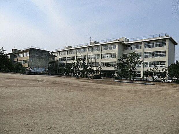 鎌ケ谷市立中部小学校（約1,639m）
