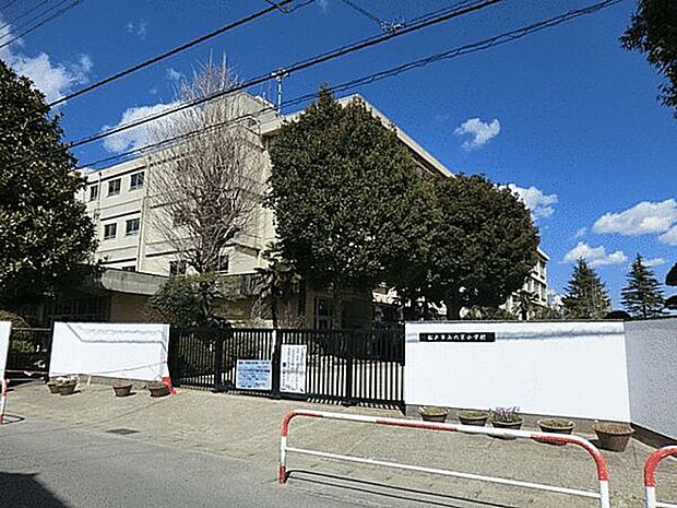 松戸市立六実小学校(約474m)