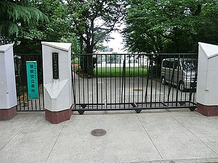 豊島区立巣鴨北中学校 915m