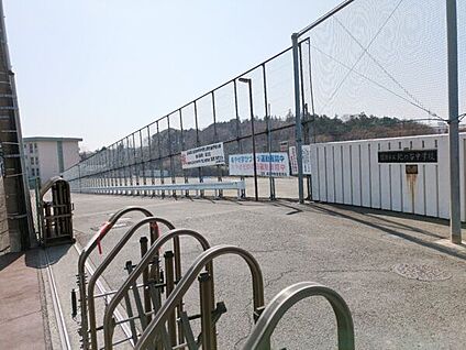 綾瀬市立北の台中学校 637m