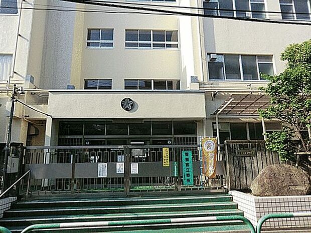 新宿区立戸山小学校（約703m）
