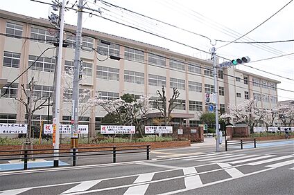 福岡市立原中学校 856m