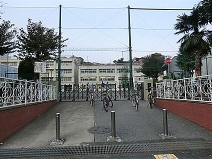 横浜市立峯小学校 821m