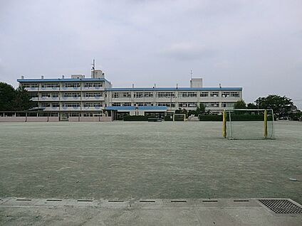 春岡幼稚園 811m