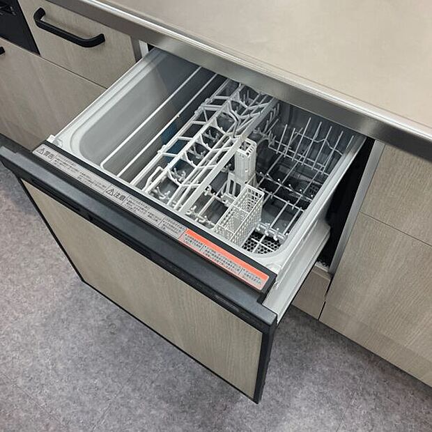 【レンジフード】スリムでスッキリしたデザイン。凹凸の少ないフラットな内面形状で、お手入れもかんたんです。