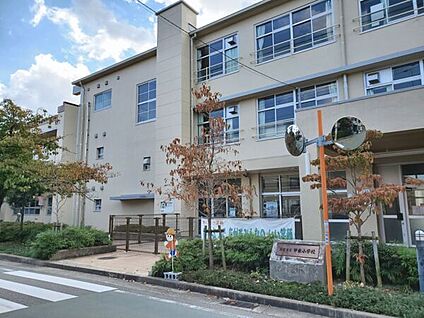 西宮市立甲東小学校 663m