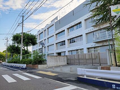 尼崎市立難波の梅小学校 473m
