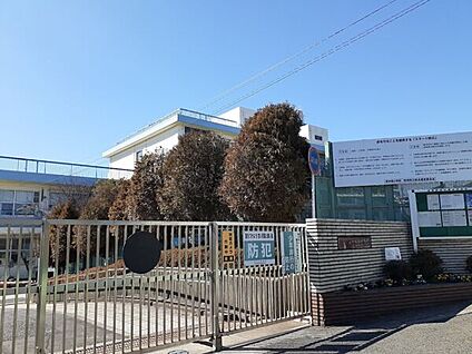 横浜市立南本宿小学校 739m