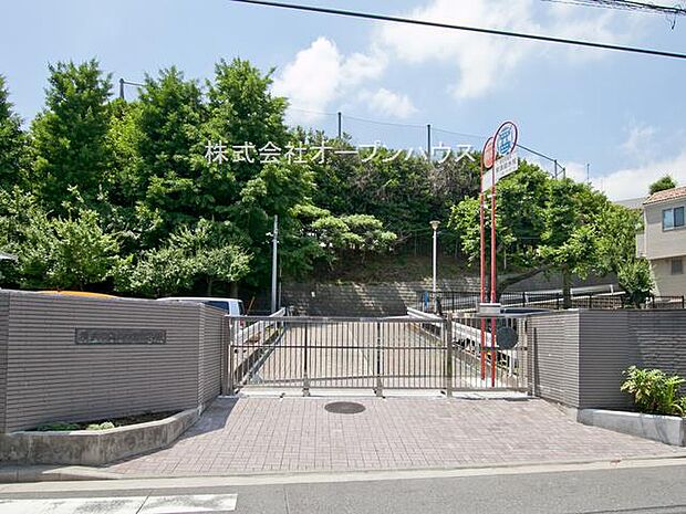 横浜市立上の宮中学校（約606m）