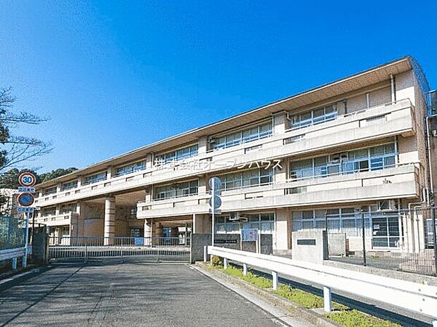 横浜市立中山中学校（約1,313m）