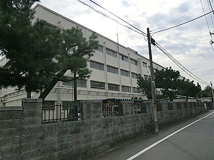 横浜市立市場中学校 962m