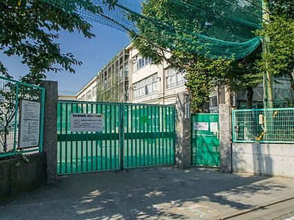 杉並区立高井戸第三小学校 675m