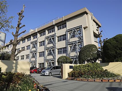 福岡市立吉塚小学校 566m