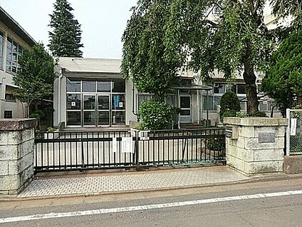 練馬区立泉新小学校 652m