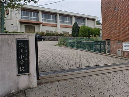 名古屋市立滝川小学校 382m