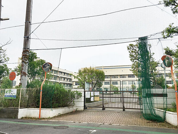 市川市立第六中学校(約692m)