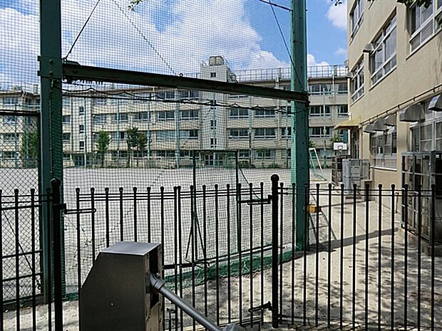 豊島区立池袋中学校（約879m）