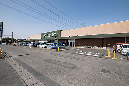 フレッセイ宝泉店 576m