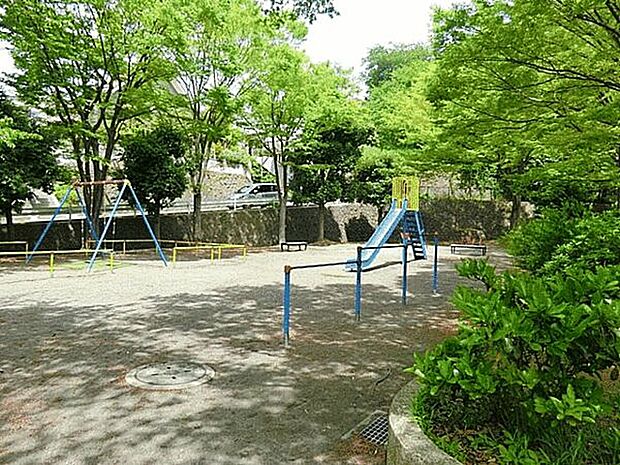 横浜市立富岡中学校（約1,077m）