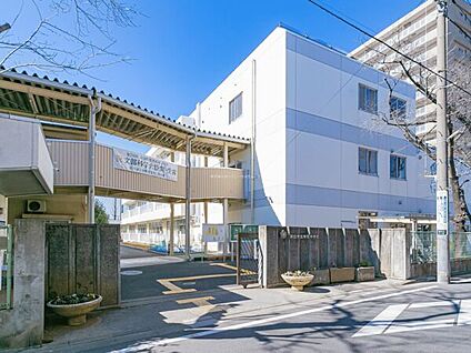 川口市立仲町中学校 891m