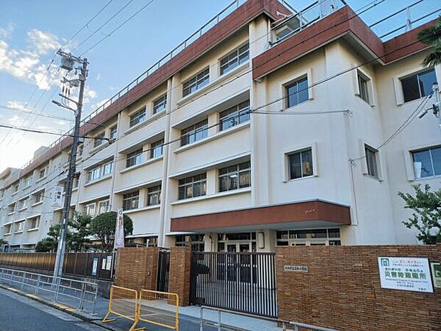 大阪市立清水小学校(約606m)