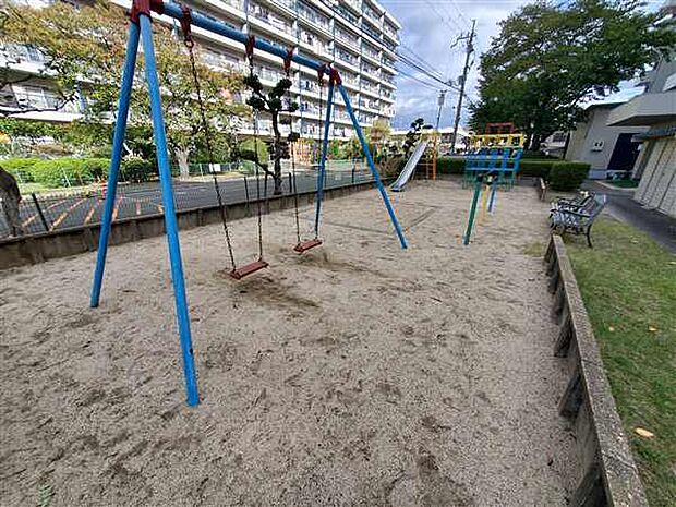 大和サニーハイツ 2棟前 児童遊園(約995m)