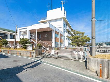 鎌倉市立腰越中学校 670m