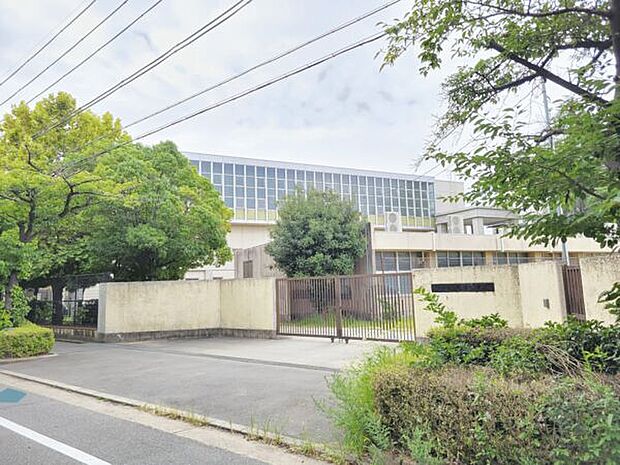 尼崎市立園田中学校(約1,608m)
