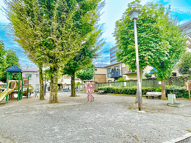 神谷南公園(約581m)