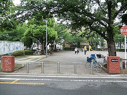 戸田市立新曽中学校 1690m