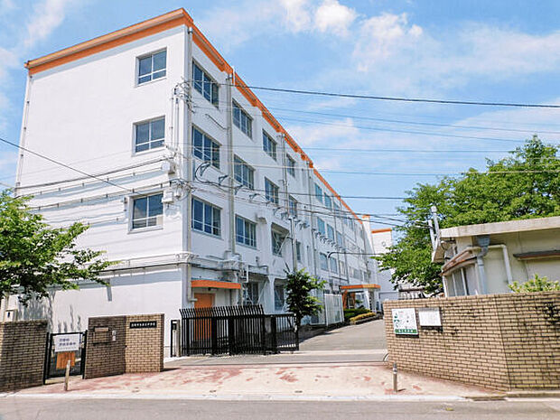 高槻市立第六中学校(約822m)