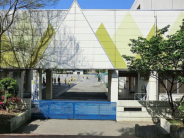 川崎市立東小倉小学校(約648m)