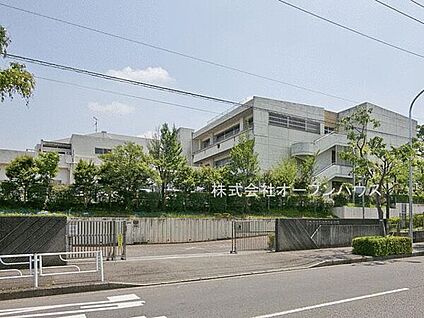 横浜市立鴨志田緑小学校 228m