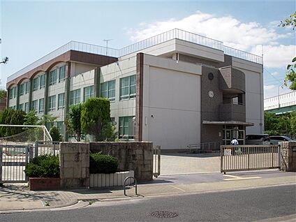 名古屋市立東港中学校 298m