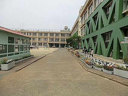 鎌ケ谷市立東部小学校 1409m