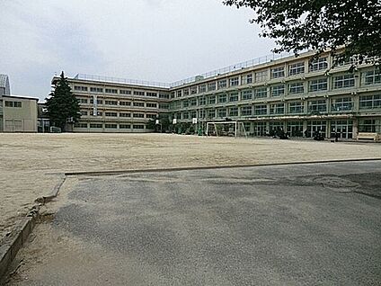 鎌ケ谷市立第二中学校 981m