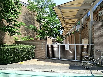 洗足学園大学附属幼稚園 915m