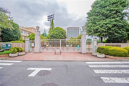 さいたま市立北浦和小学校 643m