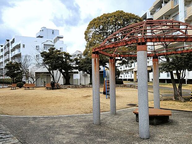URアルビス伊丹千僧公園(約873m)