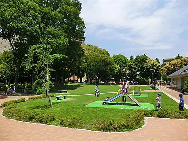 目白台運動公園(約1,301m)