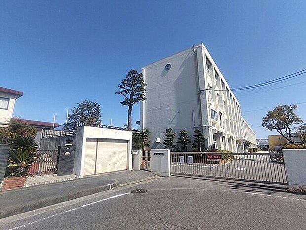 尾張旭市立白鳳小学校(約1,577m)