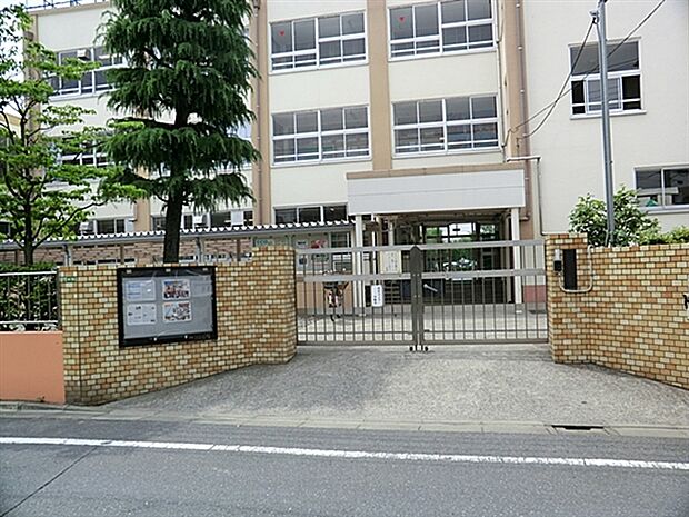 足立区立東伊興小学校(約362m)