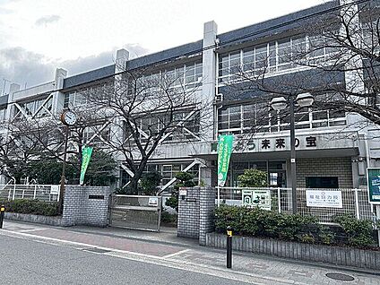 寝屋川市立第一中学校 1352m