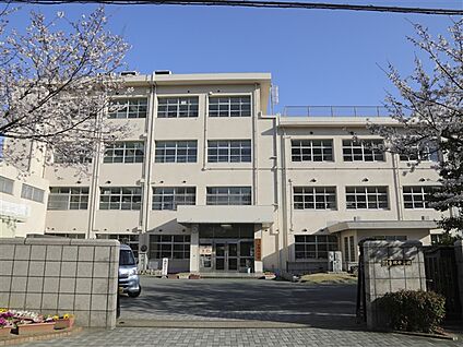 福岡市立吉塚中学校 541m