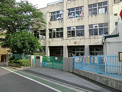 文京区立指ケ谷小学校 647m